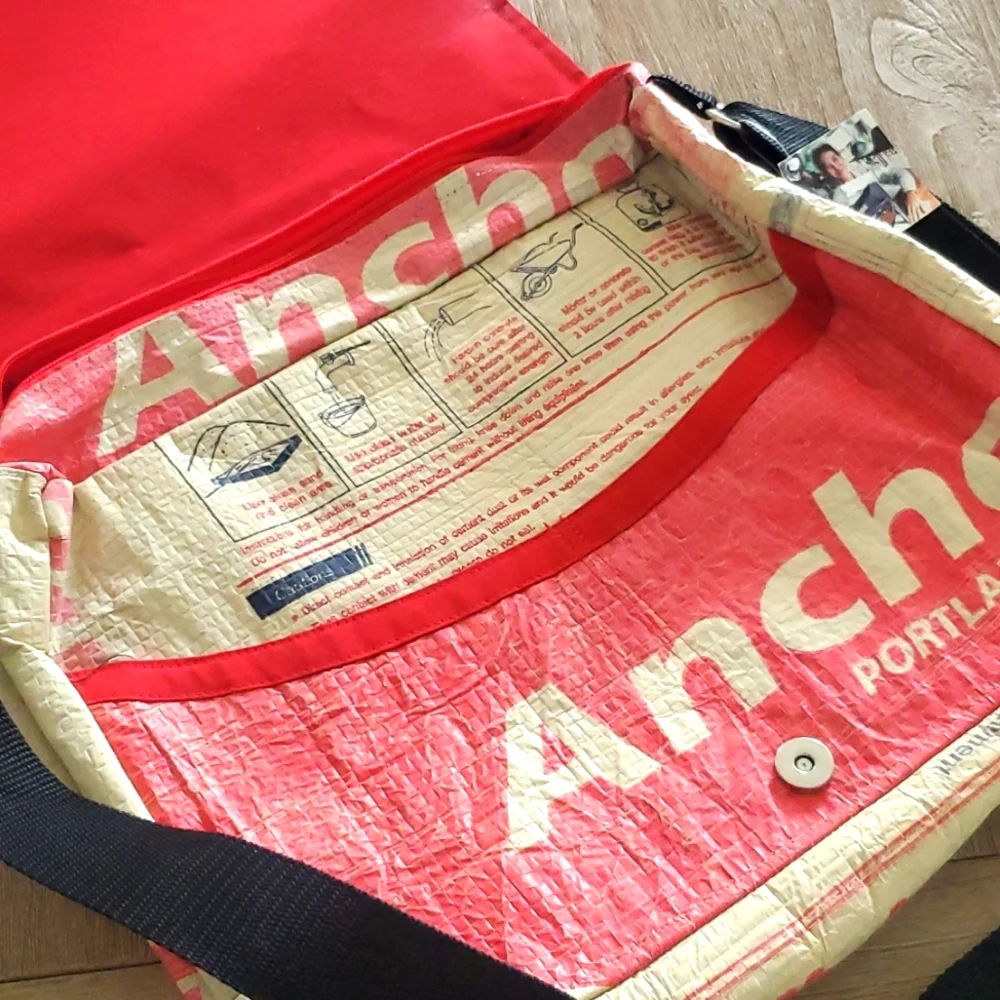 Upcycled messenger bag - Picture 3 of 5
